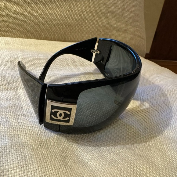 Chanel Shield glasses- these are worn and have scratches on the screen - Picture 2 of 5